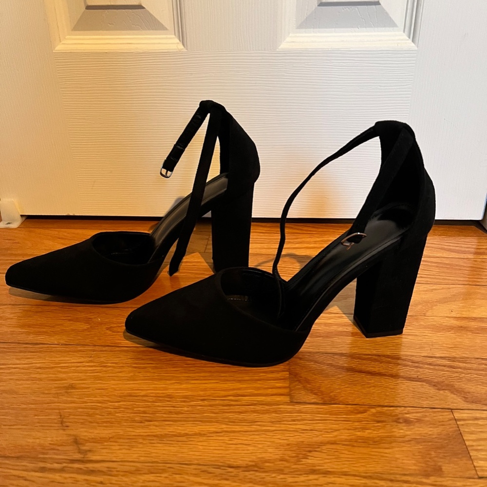 Black Heels - Picture 2 of 3